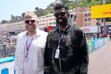 Romesh Ranganathan,y Rob Beckett durante el Gran Premio de Mónaco de la Fórmula 1.