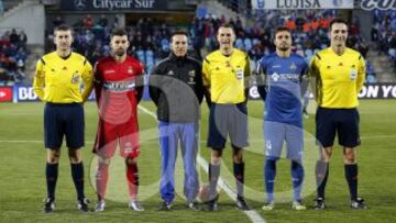 Getafe-Espanyol. El árbitro Carlos Clos Gómez acompañado por sus asistentes Teodoro Sobrino Magán y Luis F. Marco Martínez, el cuarto árbitro José Caucelo Sace y los capitanes Víctor Álvarez y Pedro León. 