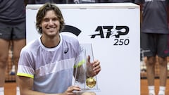 Geneva (Switzerland), 27/05/2023.- Nicolas Jarry of Chile poses with the trophy after winning the men's final match at the ATP Geneva Open tennis tournament in Geneva, Switzerland, 27 May 2023. (Tenis, Suiza, Ginebra) EFE/EPA/MARTIAL TREZZINI
