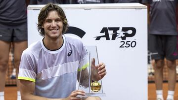 Geneva (Switzerland), 27/05/2023.- Nicolas Jarry of Chile poses with the trophy after winning the men's final match at the ATP Geneva Open tennis tournament in Geneva, Switzerland, 27 May 2023. (Tenis, Suiza, Ginebra) EFE/EPA/MARTIAL TREZZINI