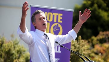 El gobernador de California, Gavin Newsom, habla en St. Mary&#039;s Center durante un mitin de Stop The Recall antes de las elecciones de destituci&oacute;n lideradas por los republicanos, en Oakland, California, EE. UU., 11 de septiembre de 2021. 