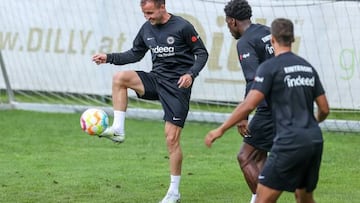 Mario Götze controlando el balón durante un entrenamiento con su nuevo equipo.