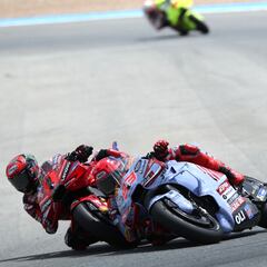 Caídas de Márquez y Acosta en el arranque de Silverstone