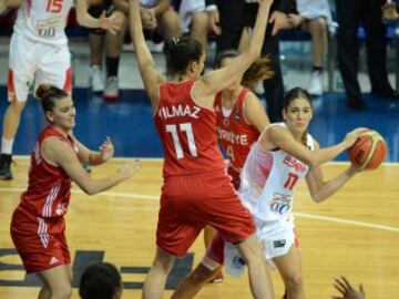 Nuria Martínez con el balón. 