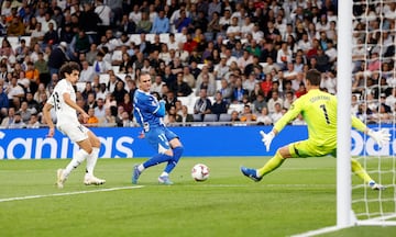 3-2.El Alavés marca en la siguiente jugada del 3-1. El delantero babazorro recibe dentro del área, controla, y con la izquierda, cruza el balón al segundo palo de Thibaut Courtois.