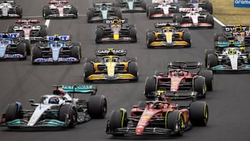 BUDAPEST - George Russell (63) with the Mercedes W13, Carlos Sainz (55) with the Ferrari, Max Verstappen (1) with the Oracle Red Bull Racing RB18 Honda and other drivers during the start of the Hungarian Grand Prix at the Hungaroring Circuit on July 31, 2022 in Budapest, Hungary. (Photo by Arpad Kurucz/Anadolu Agency via Getty Images)