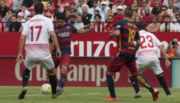 El balón da en la escuadra tras un tiro de Luis Suárez. 