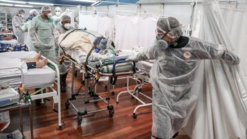 SANTO ANDRE, BRAZIL - MARCH 11: Medical staff members transport a patient on a stretcher at the Pedro DellAntonia Sports Complex field hospital as coronavirus cases soar on March 11, 2021 in Santo Andre, Brazil. The state of Sao Paulo has reached over 80% occupancy in intensive care units and has declared a red alert as the spread of COVID-19 has accelerated in Brazil in recent weeks. State Health Minister Jean Gorinchteyn announced that they are already recruiting health professionals for reinforcement and working in 140 extra ICUs to prevent the collapse of the health system. 38 patients with COVID-19 have already died on the waiting list for ICU's beds in the state in the first ten days of March. (Photo by Alexandre Schneider/Getty Images)