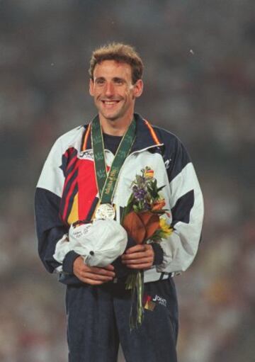 Fermín Cacho con la medalla de plata en los JJOO de Atlanta 1996.