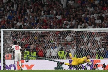Tanda de penaltis, d¨¦cimo y ¨²ltimo lanzamiento. Gianluigi Donnarumma detiene el disparo de Bukayo Saka. Italia es campeona de Europa.