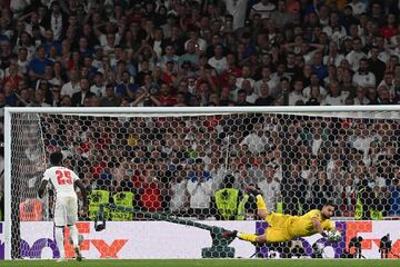 Tanda de penaltis, décimo y último lanzamiento. Gianluigi Donnarumma detiene el disparo de Bukayo Saka. Italia es campeona de Europa.
