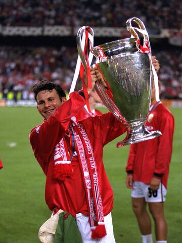 El palmarés de Giggs es excepcional. Tiene en su haber 35 títulos lo que le convierten en el jugador más laureado de la historia del fútbol británico. Dos Champions League, trece campeonatos de la Premier League, cuatro FA Cup, cuatro Copas de la Liga, nueve Supercopas de Inglaterra, una Supercopa de Europa, un Mundial de Clubes y una Copa Intercontinental. En la foto, Giggs posa con la Champions League ganada en 1999.