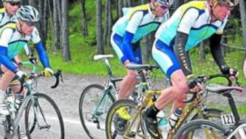 <b>SIN SPONSOR. </b>Armstrong (primero) y sus compañeros, menos el kazajo Zeits, no llevaron publicidad.