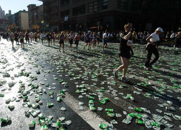 Así quedaron las calles de Nueva York tras la Maratón de 2004 en el que participaron 35.000 corredores aproximadamente. 
 
