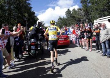 El líder del Tour de Francia sale corriendo tras sus rivales