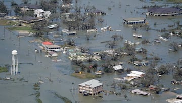 Los edificios y las casas se inundaron despu&eacute;s del hurac&aacute;n Laura el jueves 27 de agosto de 2020, cerca de Lake Charles, Luisiana.