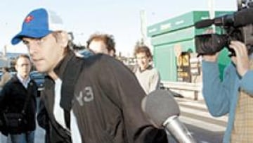 <b>EXPECTACION Y JET LAG. </b>Jonathan Woodgate regresó de Cleveland a tope de expectación y de jet lag... y con gorrita de Superman. Le hará falta.