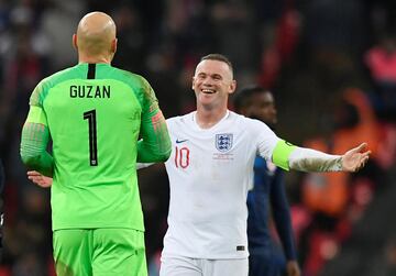 Rooney y Guzan se vieron en gran cantidad de partidos en la Premier League y ahora en la MLS. Rooney, con el United y Guzan, vistiendo la camiseta de Aston Villa y Middlesbrough. 