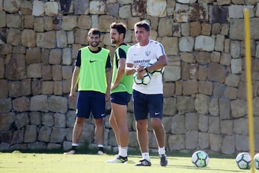 Míchel y Adrián han coincidido en césped, aunque no han jugado juntos en ningún equipo. Sin embargo, Míchel, uno de los miembros destacados de la “Quinta del Buitre” del Real Madrid si que ha tenido la oportunidad de dirigir a su hijo en dos equipos distintos: el Castilla y el Getafe. Actualmente trabajan juntos desde octubre de 2024 en el Al-Qadisiyah, Míchel de entrenador y Adrián ejerce de ayudante en el Al-Qadisiyah de la Liga Profesional Saudí.