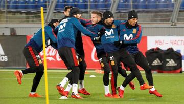 Los jugadores de la Selecci&oacute;n durante el entrenamiento en San Petersburgo.