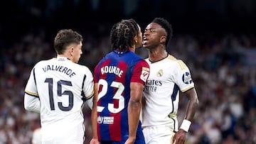 Valverde y Koundé, encarado con Vinicius.