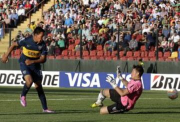 CH05. SANTIAGO (CHILE), 18/02/2015.- El jugador Andres Chavez (i) de Boca Juniors de Argentina anota frente el arquero Dario Melo (d) de CD Palestino de Chile disputa el balón con Marco Torsiglieri (atrás) de Boca Juniors de Argentina hoy, miércoles 18 de febrero de 2015, el partido correspondiente a la primera fase de la Copa Libertadores 2015, en el estadio Santa Laura, en Santiago de Chile (Chile). EFE/Felipe Trueba