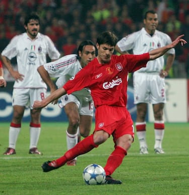 En su primera temporada como red, la 2004-05, ganó la Champions League, anotó el 3-3 en la final de Estambul ante el Milan tras rematar rechace del penalti que previamente falló.