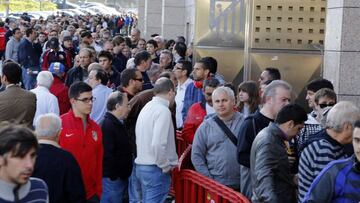 Colas para conseguir una entrada en el Vicente Calderón.