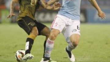 Radoja disputa un balón