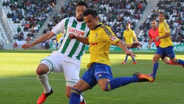 Álvaro García, jugador del Cádiz durante un partido de LaLiga 1,2,3 ante el Córdoba