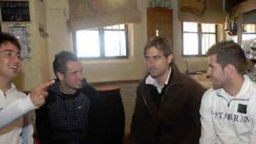 <b>TODOS UNIDOS. </b>Los jugadores del Cádiz, junto con el cuerpo técnico, almorzaron ayer en un restaurante de El Puerto de Santa María.