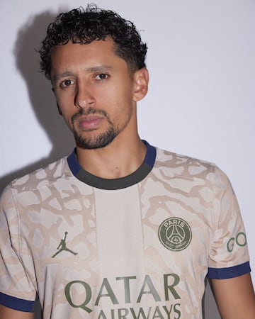 El conjunto dirigido por Luis Enrique ha lanzado en mitad de temporada la que ser¨¢ la cuarta equipaci¨®n del equipo parisino. La camiseta tambi¨¦n lleva un estampado gr¨¢fico inspirado en la piel de elefante. El equipo galo no ha duda en utilizar a su m¨¢xima figura para presentarla por todo lo alto.