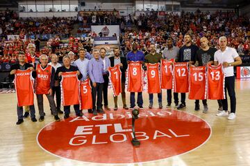 El equipo del Manresa, ganador de la Liga en 1998, celebra el 25 aniversario de su éxito.