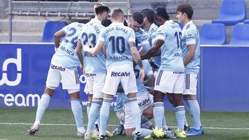 Los jugadores del Celta celebran el gol de Hugo Mallo contra el Huesca en El Alcoraz.