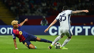 Lamine Yamal en acción con del defensa del Inter, Alessandro Bastoni.