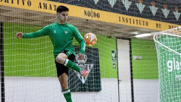 Jugador del Real Betis FS , Raúl, durante el calentamiento de su equipo antes de enfrentarse al Movistar Inter.