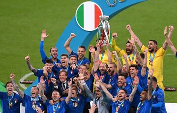 S¨®lo un d¨ªa despu¨¦s de que Argentina conquistara la Copa Am¨¦rica, Italia, que ni siquiera se hab¨ªa clasificado para el ¨²ltimo Mundial, gan¨® la segunda Eurocopa de su historia tras imponerse en la final a Inglaterra en Wembley en la tanda de penaltis. Fue un torneo hist¨®rico, del que una multitud de pr¨®rrogas y sorpresas hicieron un campeonato vibrante. Una l¨¢stima que Espa?a cayera en semifinales, precisamente ante la azzurra, en otra tanda de penaltis.