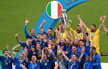 Sólo un día después de que Argentina conquistara la Copa América, Italia, que ni siquiera se había clasificado para el último Mundial, ganó la segunda Eurocopa de su historia tras imponerse en la final a Inglaterra en Wembley en la tanda de penaltis. Fue un torneo histórico, del que una multitud de prórrogas y sorpresas hicieron un campeonato vibrante. Una lástima que España cayera en semifinales, precisamente ante la azzurra, en otra tanda de penaltis. 