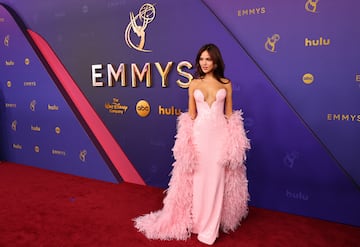 Eiza Gonzalez durante la alfombra roja de los premios Emmys 2024 celebrados en el teatro Peacock de Los Ángeles.