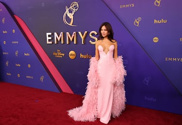 Eiza Gonzalez durante la alfombra roja de los premios Emmys 2024 celebrados en el teatro Peacock de Los Ángeles.