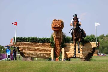El australiano Kevin McNab montando a Don Quidam compite en el equipo de eventos ecuestres y en el campo a través individual durante los Juegos Olímpicos de Tokio 2020