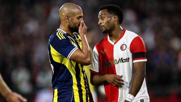 Amrabat y Timber hablan durante le partido.