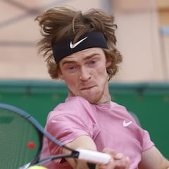 Rublev supera su enfado y Tsitsipas arrasa a Munar