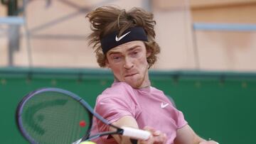 Rublev supera su enfado y Tsitsipas arrasa a Munar