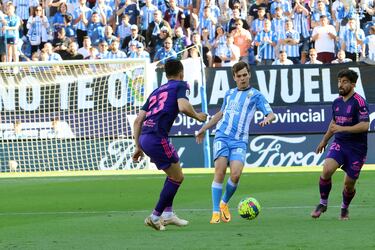 Pablo Chavarría hace soñar al Málaga en un día muy generoso del VAR