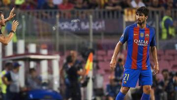 André Gomes escucha a Luis Enrique.