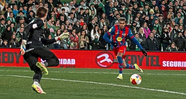 0-2. Contragolpe azulgrana. Lamine Yamal conduce para un tres contra uno, no centra del todo bien a Raphinha que controla el balón y asiste al 10 azulgrana para marcar a puerta vacía.