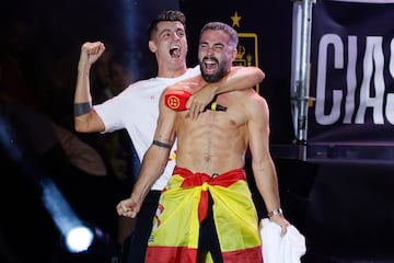 Morata y Carvajal, capitanes de la Selección, celebran de forma muy efusiva el título de España en la Euro, el día que se preparó en Cibeles la fiesta para ofrecer el título a los aficionados españoles que apoyaron al equipo desde la distancia. 