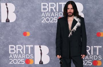 Jared Leto posa en la alfombra de los Brit Awards 2025.
