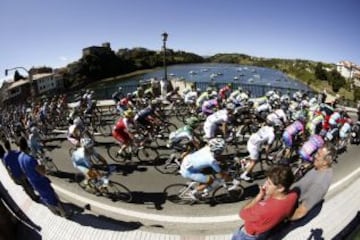 El pelotón sale de la localidad cántabra de San Vicente de la Barquera.